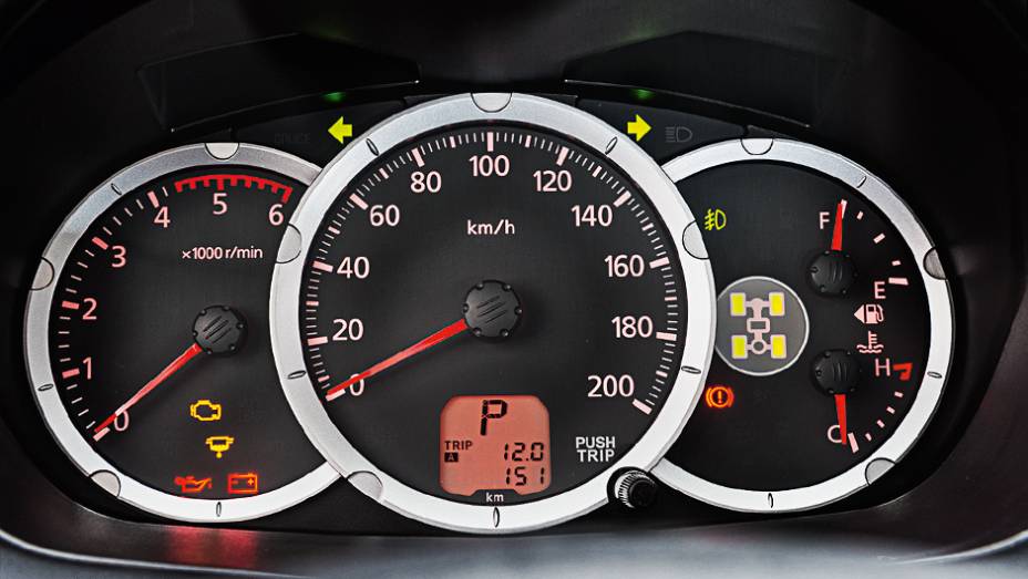 Mostrador da direita indica o uso da tra&ccedil;&atilde;o 4x4 | <a href="https://preprod.quatrorodas.abril.com.br/carros/testes/mitsubishi-pajero-dakar-hpe-765655.shtml" rel="migration">Leia mais</a>