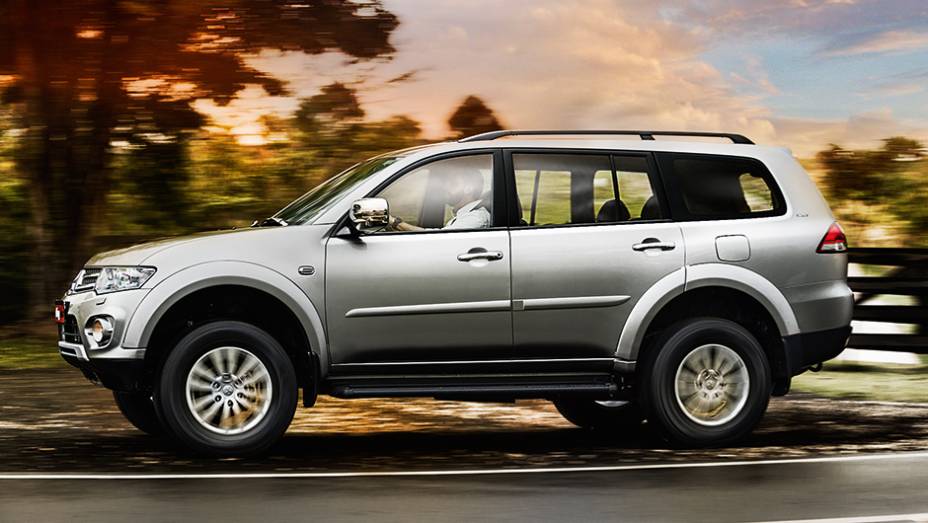 A altura do SUV em relação ao solo é de 21,5 centímetros | <a href="https://preprod.quatrorodas.abril.com.br/carros/testes/mitsubishi-pajero-dakar-hpe-765655.shtml" rel="migration">Leia mais</a>