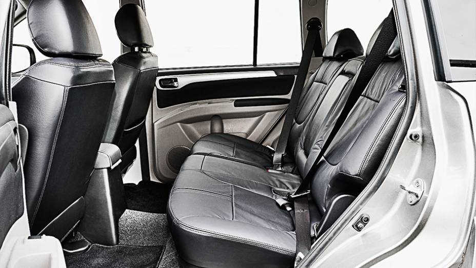 Cintos de tr&ecirc;s pontos: s&oacute; para quem viaja nas laterais | <a href="https://preprod.quatrorodas.abril.com.br/carros/testes/mitsubishi-pajero-dakar-hpe-765655.shtml" rel="migration">Leia mais</a>