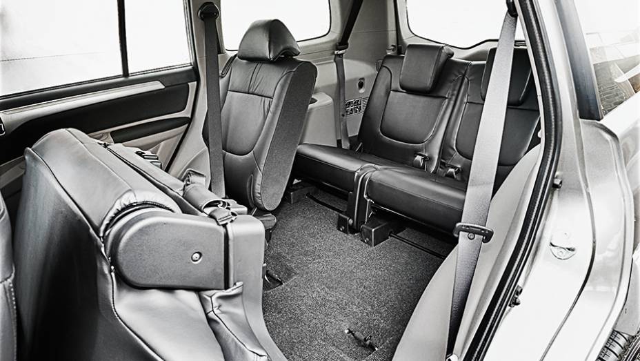 Rebatido, o banco d&aacute; acesso &agrave; terceira fila de assentos | <a href="https://preprod.quatrorodas.abril.com.br/carros/testes/mitsubishi-pajero-dakar-hpe-765655.shtml" rel="migration">Leia mais</a>
