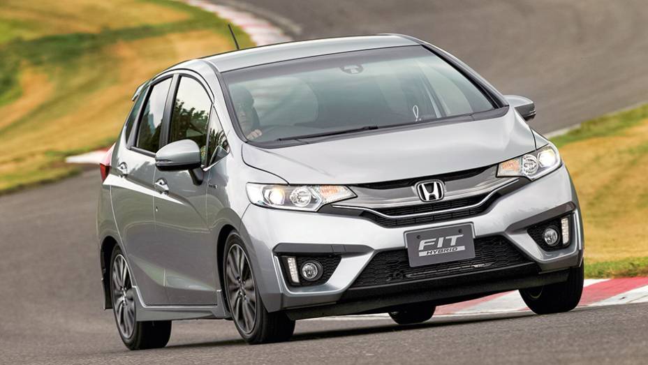 Novo Fit exibe design cheio de vincos e recortes nada discretos | <a href="https://preprod.quatrorodas.abril.com.br/carros/impressoes/honda-fit-765447.shtml" rel="migration">Leia mais</a>