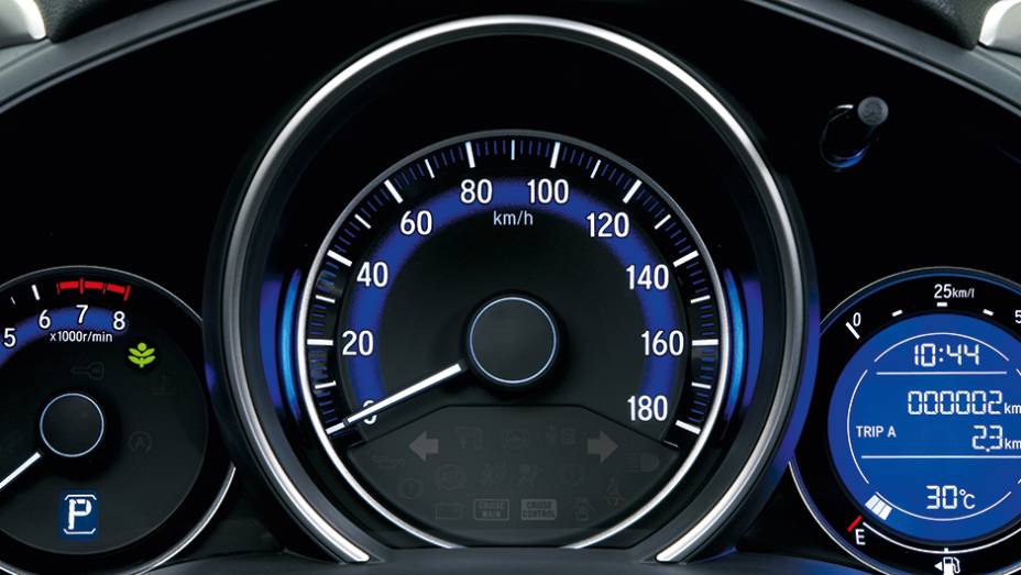 Ilumina&ccedil;&atilde;o azul mant&eacute;m a identidade visual com outros modelos da marca japonesa | <a href="https://preprod.quatrorodas.abril.com.br/carros/impressoes/honda-fit-765447.shtml" rel="migration">Leia mais</a>