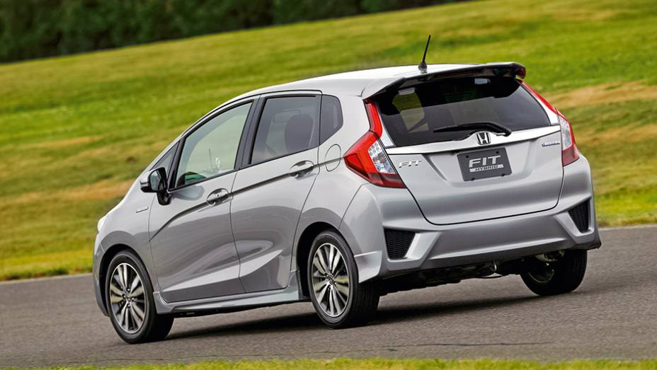 Lanternas avan&ccedil;am na tampa traseira, junto ao vidro | <a href="https://preprod.quatrorodas.abril.com.br/carros/impressoes/honda-fit-765447.shtml" rel="migration">Leia mais</a>