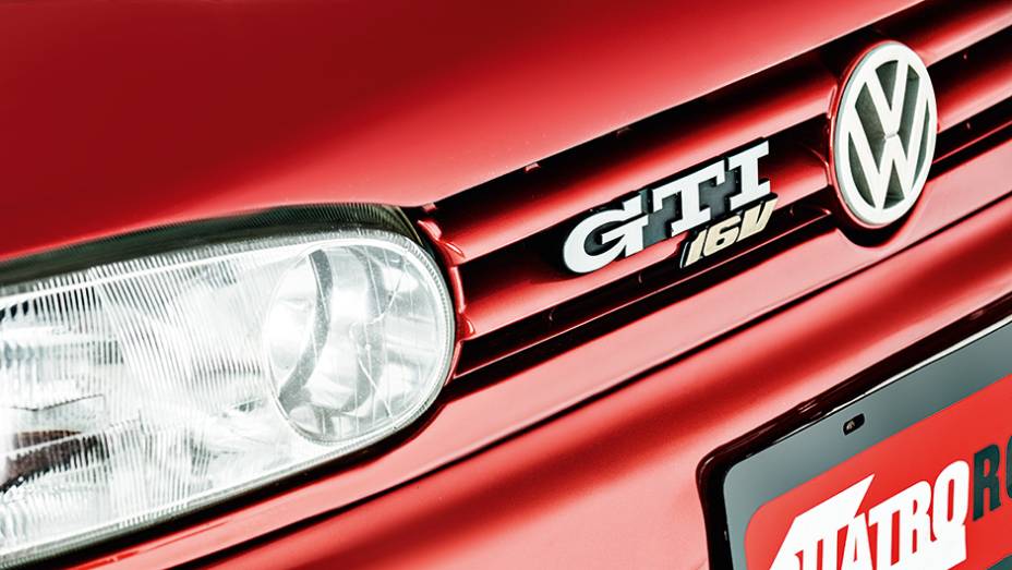 Na segunda geração, a mística do Gol GTi virava GTI | <a href="https://preprod.quatrorodas.abril.com.br/carros/classicos-brasileiros/volkswagen-gol-gti-16v-765615.shtml" rel="migration">Leia mais</a>