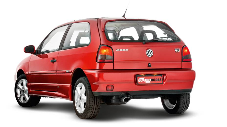 Saias laterais, aerofólio e rodas de liga eram de série na versão | <a href="https://preprod.quatrorodas.abril.com.br/carros/classicos-brasileiros/volkswagen-gol-gti-16v-765615.shtml" rel="migration">Leia mais</a>