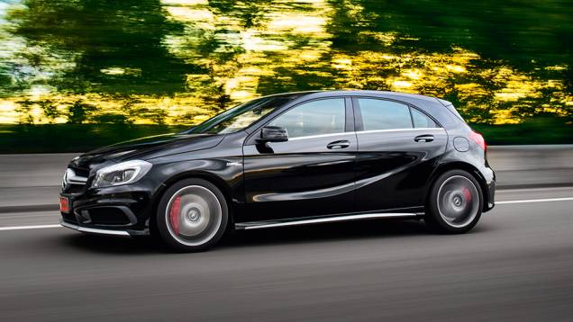 Em movimento, rodas revelam as pinças vermelhas | <a href="https://preprod.quatrorodas.abril.com.br/carros/testes/mercedes-benz-a45-amg-772357.shtml" rel="migration">Leia mais</a> Em movimento, rodas revelam as pinças vermelhas | <a href="https://preprod.quatrorodas.abril.com.br/carros/testes/mercedes-benz-a45-amg-772357.shtml" rel="migration">Leia mais</a>