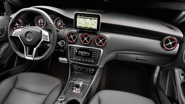 Aro vermelho nas saídas de ventilação e câmbio no console diferenciam o A 45 | <a href="https://preprod.quatrorodas.abril.com.br/carros/testes/mercedes-benz-a45-amg-772357.shtml" rel="migration">Leia mais</a> Aro vermelho nas saídas de ventilação e câmbio no console diferenciam o A 45 | <a href="https://preprod.quatrorodas.abril.com.br/carros/testes/mercedes-benz-a45-amg-772357.shtml" rel="migration">Leia mais</a>