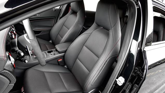 Revestimento escuro nos bancos e teto | <a href="https://preprod.quatrorodas.abril.com.br/carros/testes/mercedes-benz-a45-amg-772357.shtml" rel="migration">Leia mais</a> Revestimento escuro nos bancos e teto | <a href="https://preprod.quatrorodas.abril.com.br/carros/testes/mercedes-benz-a45-amg-772357.shtml" rel="migration">Leia mais</a>