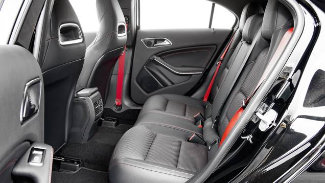 Cinto traseiro central destoa dos demais | <a href="https://preprod.quatrorodas.abril.com.br/carros/testes/mercedes-benz-a45-amg-772357.shtml" rel="migration">Leia mais</a> Cinto traseiro central destoa dos demais | <a href="https://preprod.quatrorodas.abril.com.br/carros/testes/mercedes-benz-a45-amg-772357.shtml" rel="migration">Leia mais</a>