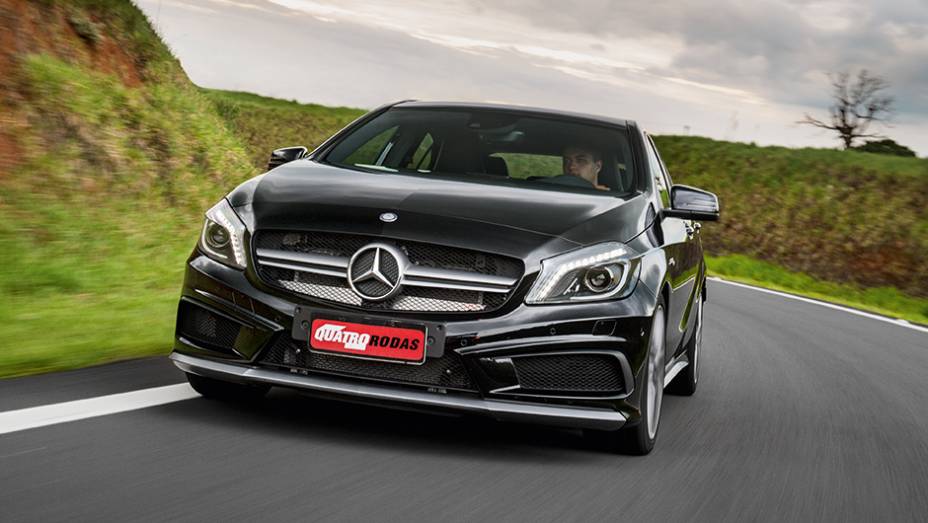 Tomadas de ar apoiam sistema de arrefecimento herdado do SLS | <a href="https://preprod.quatrorodas.abril.com.br/carros/testes/mercedes-benz-a45-amg-772357.shtml" rel="migration">Leia mais</a>