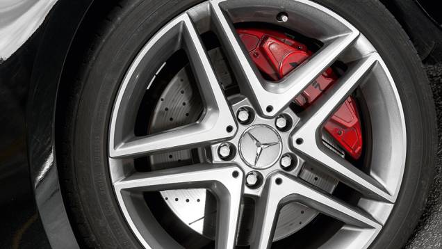 Pinça vermelha de quatro pistões e discos ventilados e perfurados | <a href="https://preprod.quatrorodas.abril.com.br/carros/testes/mercedes-benz-a45-amg-772357.shtml" rel="migration">Leia mais</a> Pinça vermelha de quatro pistões e discos ventilados e perfurados | <a href="https://preprod.quatrorodas.abril.com.br/carros/testes/mercedes-benz-a45-amg-772357.shtml" rel="migration">Leia mais</a>