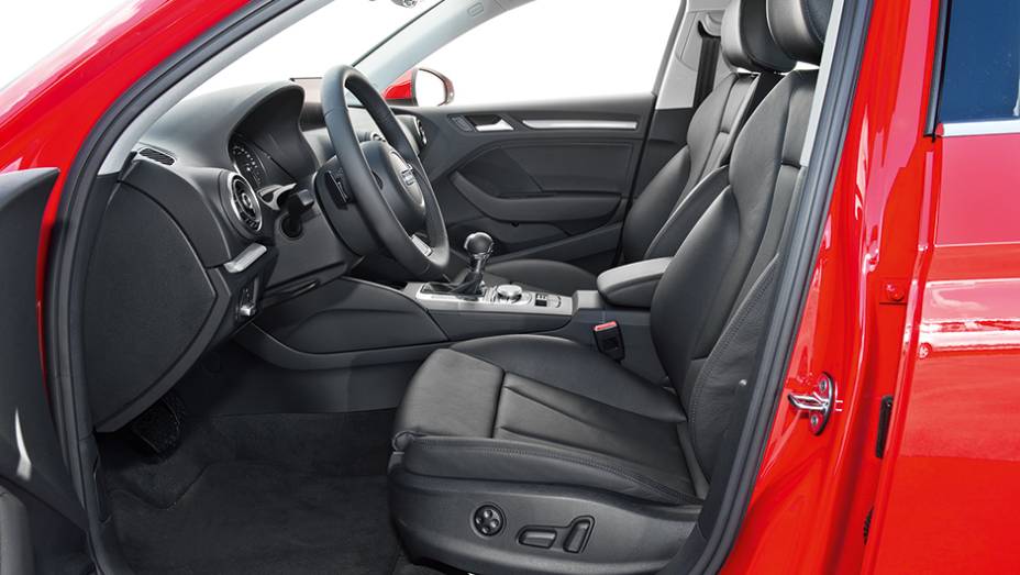 Assentos dianteiros t&ecirc;m estilo esportivo. O do motorista tem regulagem el&eacute;trica | <a href="https://preprod.quatrorodas.abril.com.br/carros/testes/audi-a3-sedan-771657.shtml" rel="migration">Leia mais</a>