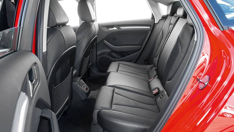 Espaço atrás é um dos pontos negativos. Túnel central atrapalha quem vai no meio | <a href="https://preprod.quatrorodas.abril.com.br/carros/testes/audi-a3-sedan-771657.shtml" rel="migration">Leia mais</a> Espaço atrás é um dos pontos negativos. Túnel central atrapalha quem vai no meio | <a href="https://preprod.quatrorodas.abril.com.br/carros/testes/audi-a3-sedan-771657.shtml" rel="migration">Leia mais</a>