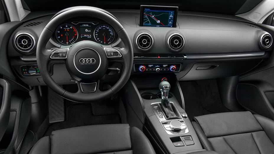 Interior tem acabamento esmerado e pouco bot&otilde;es. Sa&iacute;das de ar t&ecirc;m inspira&ccedil;&atilde;o em turbinas e s&atilde;o parecidas com as do seu rival Mercedes CLA | <a href="https://preprod.quatrorodas.abril.com.br/carros/testes/audi-a3-sedan-771657.shtml" rel="migration">Leia mais</a>
