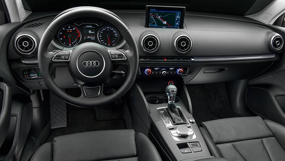 Interior tem acabamento esmerado e pouco bot&otilde;es. Sa&iacute;das de ar t&ecirc;m inspira&ccedil;&atilde;o em turbinas e s&atilde;o parecidas com as do seu rival Mercedes CLA | <a href="https://preprod.quatrorodas.abril.com.br/carros/testes/audi-a3-sedan-771657.shtml" rel="migration">Leia mais</a>