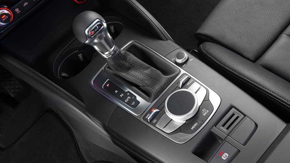 Trocas sequenciais são feitas por alavancas ou borboletas atrás do volante | <a href="https://preprod.quatrorodas.abril.com.br/carros/testes/audi-a3-sedan-771657.shtml" rel="migration">Leia mais</a> Trocas sequenciais são feitas por alavancas ou borboletas atrás do volante | <a href="https://preprod.quatrorodas.abril.com.br/carros/testes/audi-a3-sedan-771657.shtml" rel="migration">Leia mais</a>