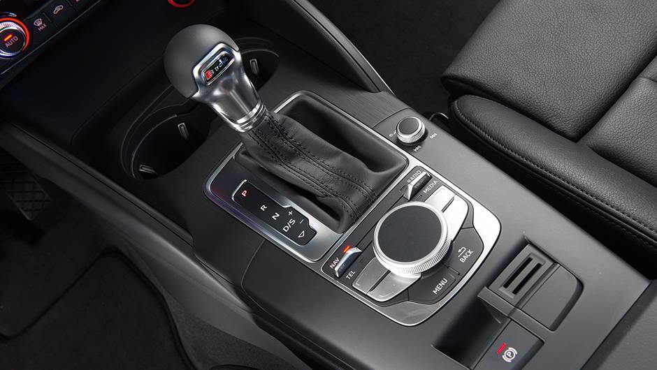 Trocas sequenciais s&atilde;o feitas por alavancas ou borboletas atr&aacute;s do volante | <a href="https://preprod.quatrorodas.abril.com.br/carros/testes/audi-a3-sedan-771657.shtml" rel="migration">Leia mais</a>