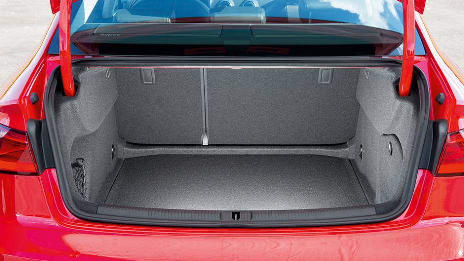 Bagageiro &eacute; menor que o de um Honda Civic, com 425 litros | <a href="https://preprod.quatrorodas.abril.com.br/carros/testes/audi-a3-sedan-771657.shtml" rel="migration">Leia mais</a>