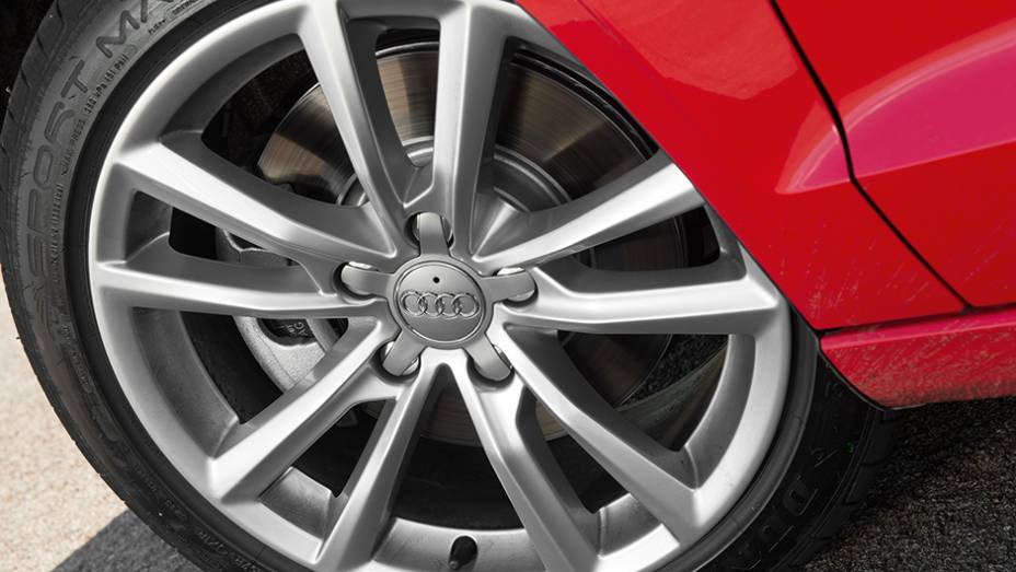 Rodas de liga de 17 polegadas s&atilde;o de s&eacute;rie | <a href="https://preprod.quatrorodas.abril.com.br/carros/testes/audi-a3-sedan-771657.shtml" rel="migration">Leia mais</a>