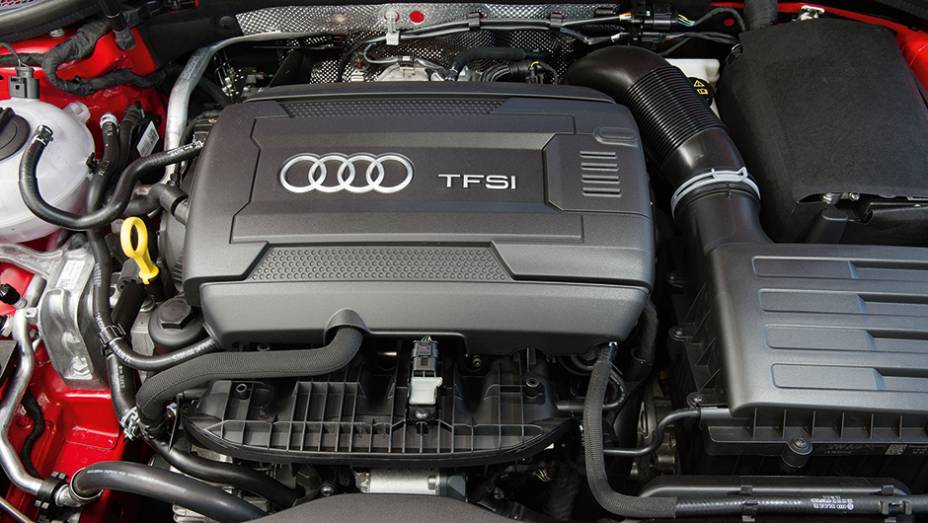 Motor 1.8 TFSI a gasolina conta com oito bicos injetores | <a href="https://preprod.quatrorodas.abril.com.br/carros/testes/audi-a3-sedan-771657.shtml" rel="migration">Leia mais</a>