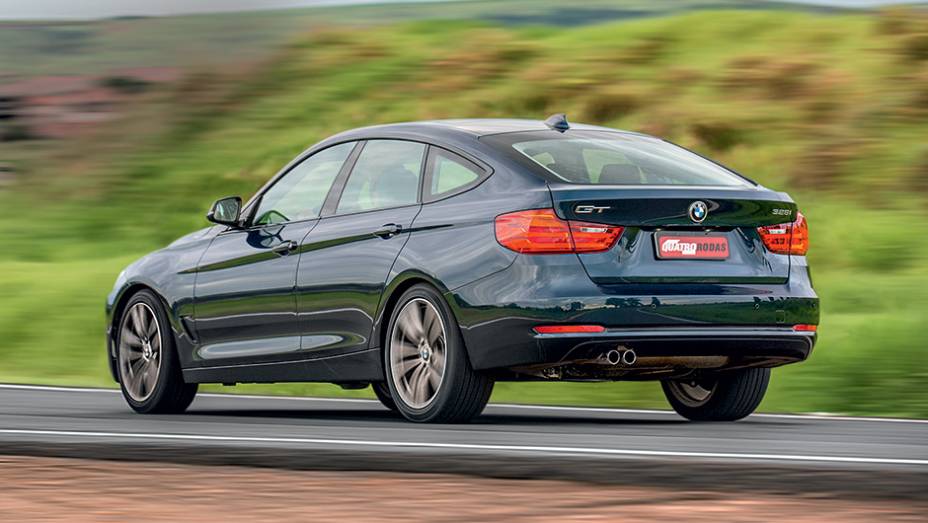 Traseira com cara de poucos amigos e aerof&oacute;lio ativo | <a href="https://preprod.quatrorodas.abril.com.br/carros/impressoes/bmw-328i-gt-771569.shtml" rel="migration">Leia mais</a>