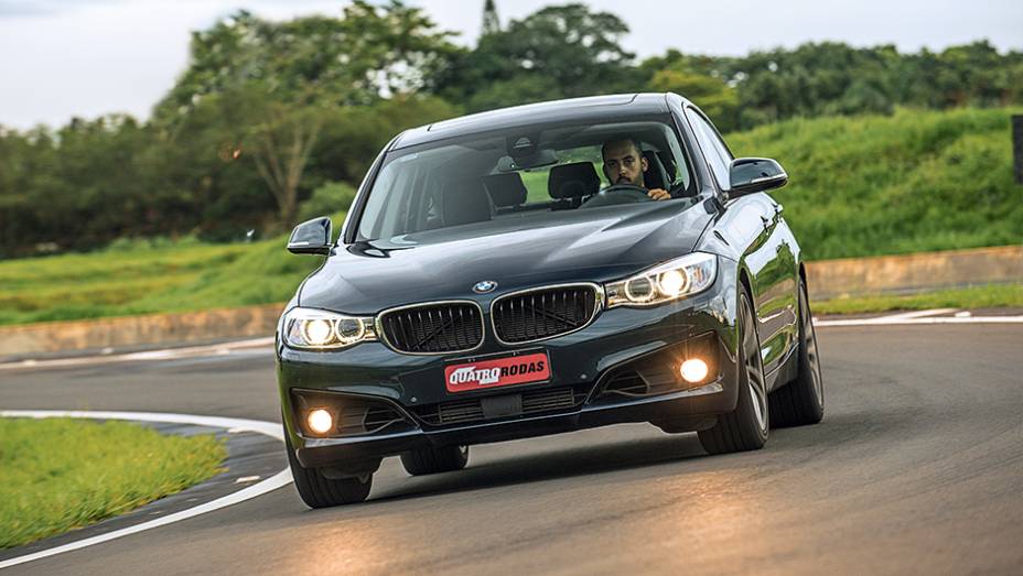 De frente, facilmente confundido com o sedã | <a href="https://preprod.quatrorodas.abril.com.br/carros/impressoes/bmw-328i-gt-771569.shtml" rel="migration">Leia mais</a>