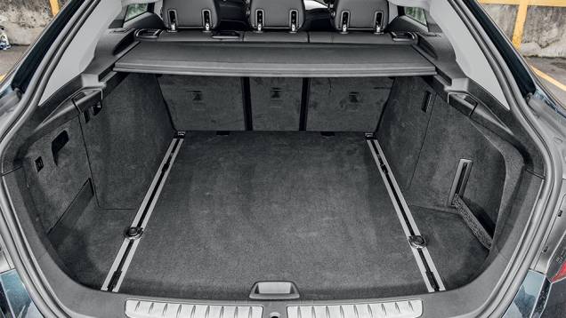 Amplo acesso e grande capacidade: 520 litros | <a href="https://preprod.quatrorodas.abril.com.br/carros/impressoes/bmw-328i-gt-771569.shtml" rel="migration">Leia mais</a> Amplo acesso e grande capacidade: 520 litros | <a href="https://preprod.quatrorodas.abril.com.br/carros/impressoes/bmw-328i-gt-771569.shtml" rel="migration">Leia mais</a>