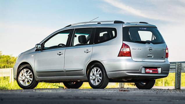 Livina para sete tem o vidro traseiro maior | <a href="https://preprod.quatrorodas.abril.com.br/carros/comparativos/dossie-sete-lugares-120-mil-reais-772708.shtml" rel="migration">Leia mais</a> Livina para sete tem o vidro traseiro maior | <a href="https://preprod.quatrorodas.abril.com.br/carros/comparativos/dossie-sete-lugares-120-mil-reais-772708.shtml" rel="migration">Leia mais</a>