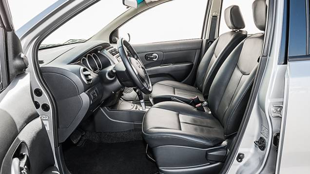 Revestimento dos bancos imita couro | <a href="https://preprod.quatrorodas.abril.com.br/carros/comparativos/dossie-sete-lugares-120-mil-reais-772708.shtml" rel="migration">Leia mais</a> Revestimento dos bancos imita couro | <a href="https://preprod.quatrorodas.abril.com.br/carros/comparativos/dossie-sete-lugares-120-mil-reais-772708.shtml" rel="migration">Leia mais</a>