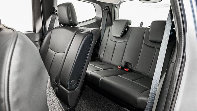 Atrás, cintos de três pontos, mas pouco espaço para as pernas | <a href="https://preprod.quatrorodas.abril.com.br/carros/comparativos/dossie-sete-lugares-120-mil-reais-772708.shtml" rel="migration">Leia mais</a> Atrás, cintos de três pontos, mas pouco espaço para as pernas | <a href="https://preprod.quatrorodas.abril.com.br/carros/comparativos/dossie-sete-lugares-120-mil-reais-772708.shtml" rel="migration">Leia mais</a>