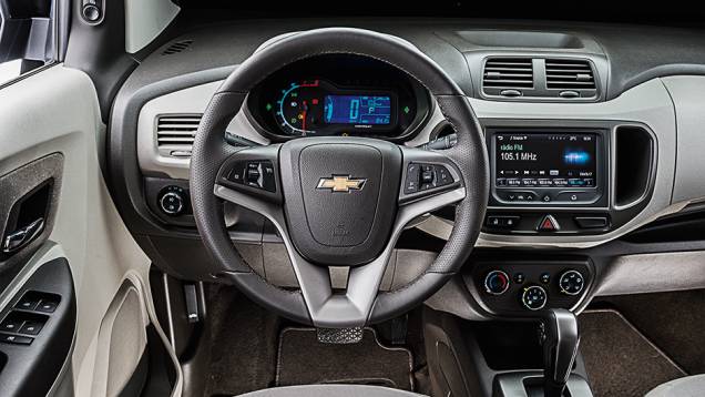 Painel tem recursos modernos como visor digital e central multimídia | <a href="https://preprod.quatrorodas.abril.com.br/carros/comparativos/dossie-sete-lugares-120-mil-reais-772708.shtml" rel="migration">Leia mais</a> Painel tem recursos modernos como visor digital e central multimídia | <a href="https://preprod.quatrorodas.abril.com.br/carros/comparativos/dossie-sete-lugares-120-mil-reais-772708.shtml" rel="migration">Leia mais</a>