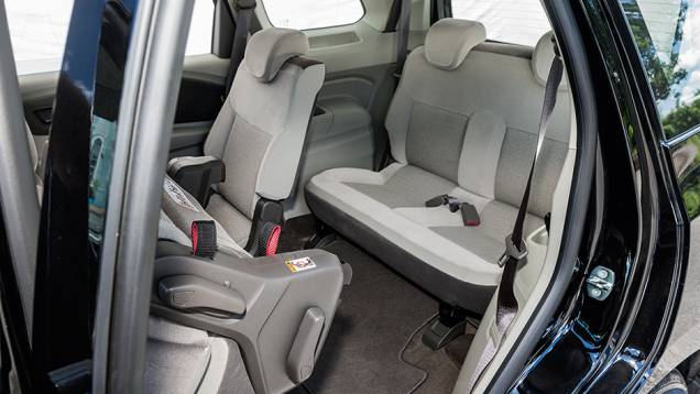 Banco dobrável rouba espaço do porta-malas | <a href="https://preprod.quatrorodas.abril.com.br/carros/comparativos/dossie-sete-lugares-120-mil-reais-772708.shtml" rel="migration">Leia mais</a> Banco dobrável rouba espaço do porta-malas | <a href="https://preprod.quatrorodas.abril.com.br/carros/comparativos/dossie-sete-lugares-120-mil-reais-772708.shtml" rel="migration">Leia mais</a>