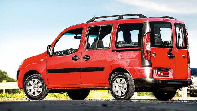 Porta traseira também dá acesso aos bancos | <a href="https://preprod.quatrorodas.abril.com.br/carros/comparativos/dossie-sete-lugares-120-mil-reais-772708.shtml" rel="migration">Leia mais</a> Porta traseira também dá acesso aos bancos | <a href="https://preprod.quatrorodas.abril.com.br/carros/comparativos/dossie-sete-lugares-120-mil-reais-772708.shtml" rel="migration">Leia mais</a>