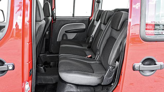 No meio, há três assentos individuais | <a href="https://preprod.quatrorodas.abril.com.br/carros/comparativos/dossie-sete-lugares-120-mil-reais-772708.shtml" rel="migration">Leia mais</a> No meio, há três assentos individuais | <a href="https://preprod.quatrorodas.abril.com.br/carros/comparativos/dossie-sete-lugares-120-mil-reais-772708.shtml" rel="migration">Leia mais</a>