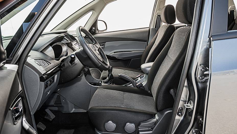 Ajuste manuais de altura e inclinação | <a href="https://preprod.quatrorodas.abril.com.br/carros/comparativos/dossie-sete-lugares-120-mil-reais-772708.shtml" rel="migration">Leia mais</a> Ajuste manuais de altura e inclinação | <a href="https://preprod.quatrorodas.abril.com.br/carros/comparativos/dossie-sete-lugares-120-mil-reais-772708.shtml" rel="migration">Leia mais</a>