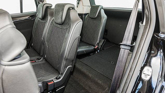 Quando rebatido, o banco traseiro some sob o piso | <a href="https://preprod.quatrorodas.abril.com.br/carros/comparativos/dossie-sete-lugares-120-mil-reais-772708.shtml" rel="migration">Leia mais</a> Quando rebatido, o banco traseiro some sob o piso | <a href="https://preprod.quatrorodas.abril.com.br/carros/comparativos/dossie-sete-lugares-120-mil-reais-772708.shtml" rel="migration">Leia mais</a>