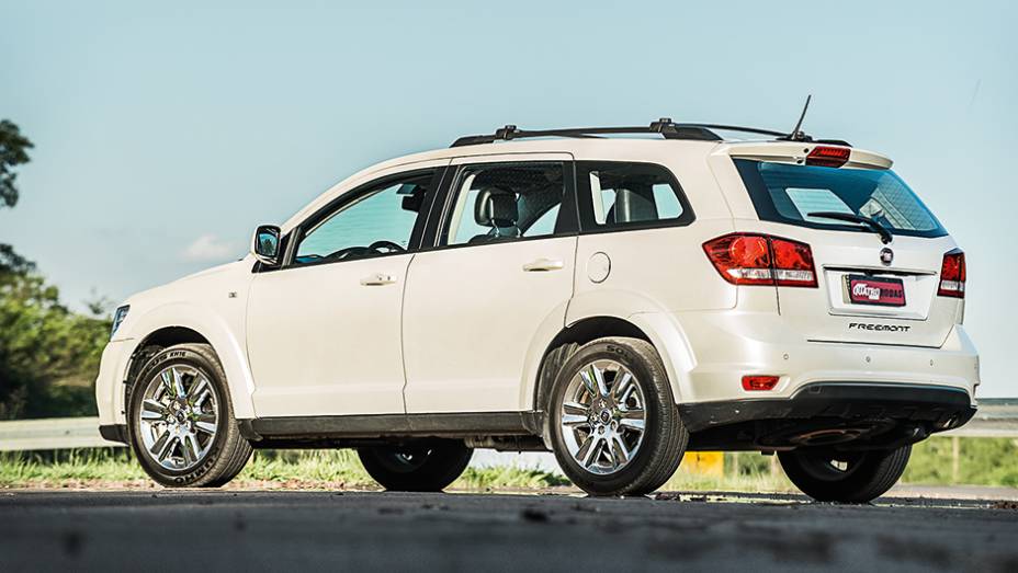 Freemont &eacute; produzido pela Fiat no M&eacute;xico | <a href="https://preprod.quatrorodas.abril.com.br/carros/comparativos/dossie-sete-lugares-120-mil-reais-772708.shtml" rel="migration">Leia mais</a>