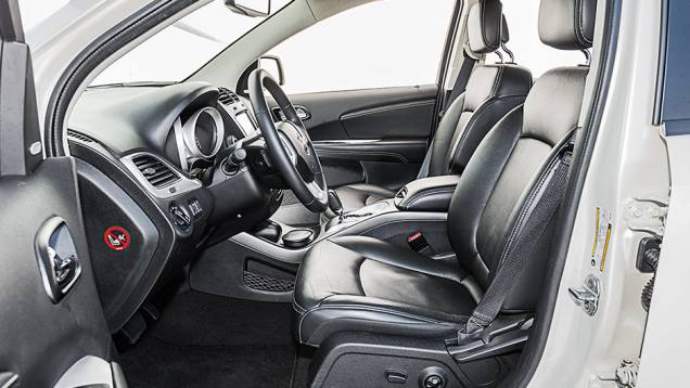 Encosto tem ajuste manual | <a href="https://preprod.quatrorodas.abril.com.br/carros/comparativos/dossie-sete-lugares-120-mil-reais-772708.shtml" rel="migration">Leia mais</a> Encosto tem ajuste manual | <a href="https://preprod.quatrorodas.abril.com.br/carros/comparativos/dossie-sete-lugares-120-mil-reais-772708.shtml" rel="migration">Leia mais</a>