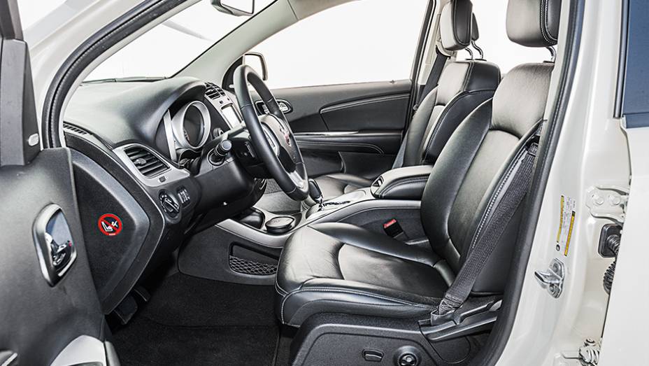 Encosto tem ajuste manual | <a href="https://preprod.quatrorodas.abril.com.br/carros/comparativos/dossie-sete-lugares-120-mil-reais-772708.shtml" rel="migration">Leia mais</a> Encosto tem ajuste manual | <a href="https://preprod.quatrorodas.abril.com.br/carros/comparativos/dossie-sete-lugares-120-mil-reais-772708.shtml" rel="migration">Leia mais</a>
