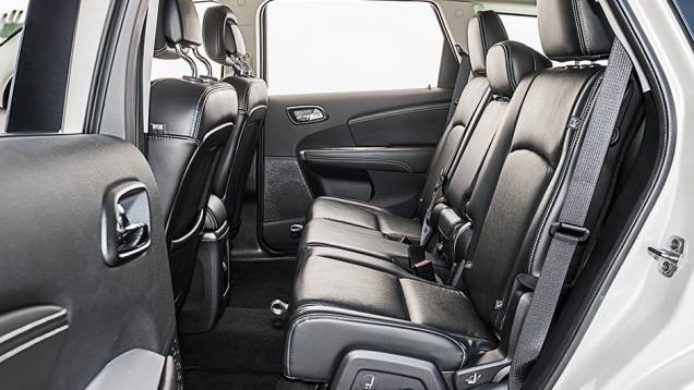 Assento pode ser ajustado em altura | <a href="https://preprod.quatrorodas.abril.com.br/carros/comparativos/dossie-sete-lugares-120-mil-reais-772708.shtml" rel="migration">Leia mais</a> Assento pode ser ajustado em altura | <a href="https://preprod.quatrorodas.abril.com.br/carros/comparativos/dossie-sete-lugares-120-mil-reais-772708.shtml" rel="migration">Leia mais</a>