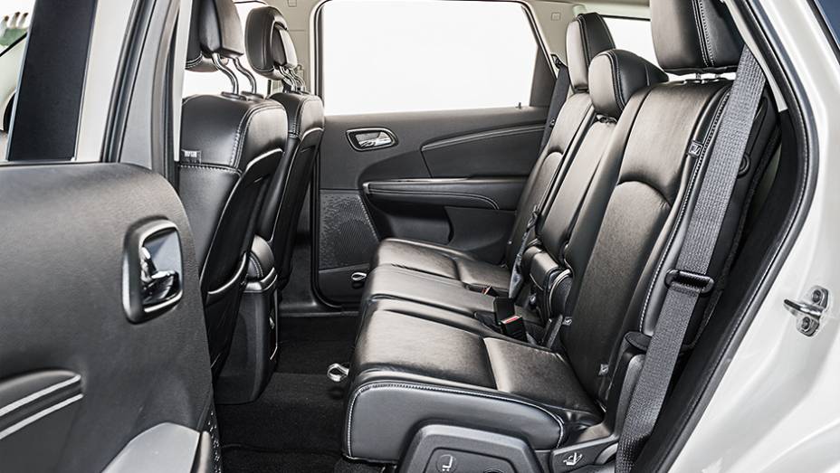 Assento pode ser ajustado em altura | <a href="https://preprod.quatrorodas.abril.com.br/carros/comparativos/dossie-sete-lugares-120-mil-reais-772708.shtml" rel="migration">Leia mais</a> Assento pode ser ajustado em altura | <a href="https://preprod.quatrorodas.abril.com.br/carros/comparativos/dossie-sete-lugares-120-mil-reais-772708.shtml" rel="migration">Leia mais</a>