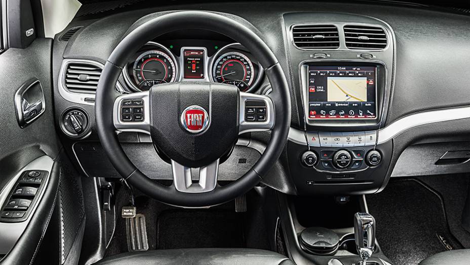Ar-condicionado permite regulagem para tr&ecirc;s regi&otilde;es da cabine | <a href="https://preprod.quatrorodas.abril.com.br/carros/comparativos/dossie-sete-lugares-120-mil-reais-772708.shtml" rel="migration">Leia mais</a>