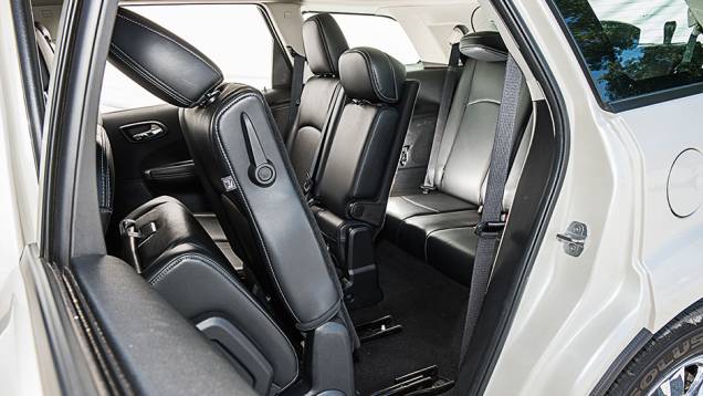 Atrás, piso irregular é desconfortável para os pés | <a href="https://preprod.quatrorodas.abril.com.br/carros/comparativos/dossie-sete-lugares-120-mil-reais-772708.shtml" rel="migration">Leia mais</a> Atrás, piso irregular é desconfortável para os pés | <a href="https://preprod.quatrorodas.abril.com.br/carros/comparativos/dossie-sete-lugares-120-mil-reais-772708.shtml" rel="migration">Leia mais</a>