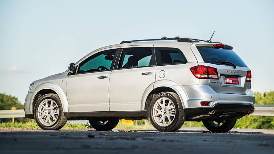 Cromados identificam versão R/T | <a href="https://preprod.quatrorodas.abril.com.br/carros/comparativos/dossie-sete-lugares-120-mil-reais-772708.shtml" rel="migration">Leia mais</a>