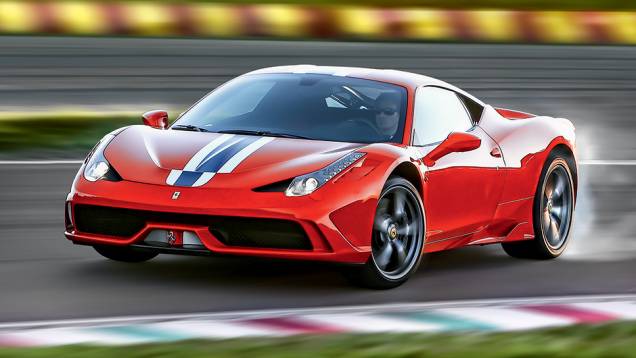 A nova saída de ar no meio do capô ajuda a refrigerar radiador dianteiro | <a href="https://preprod.quatrorodas.abril.com.br/carros/impressoes/ferrari-458-speciale-772369.shtml" rel="migration">Leia mais</a> A nova saída de ar no meio do capô ajuda a refrigerar radiador dianteiro | <a href="https://preprod.quatrorodas.abril.com.br/carros/impressoes/ferrari-458-speciale-772369.shtml" rel="migration">Leia mais</a>