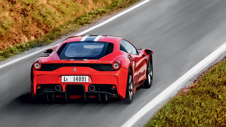 Em vez dos três escapes centrais, dois largos canos e um extrator de ar | <a href="https://preprod.quatrorodas.abril.com.br/carros/impressoes/ferrari-458-speciale-772369.shtml" rel="migration">Leia mais</a>