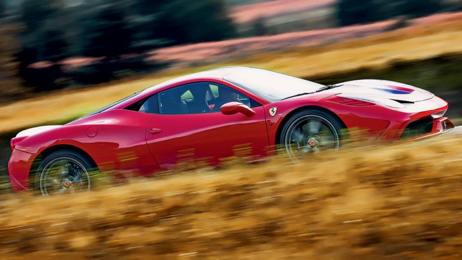 Mudanças fizeram dela a Ferrari de rua com a melhor aerodinâmica já produzida | <a href="https://preprod.quatrorodas.abril.com.br/carros/impressoes/ferrari-458-speciale-772369.shtml" rel="migration">Leia mais</a>