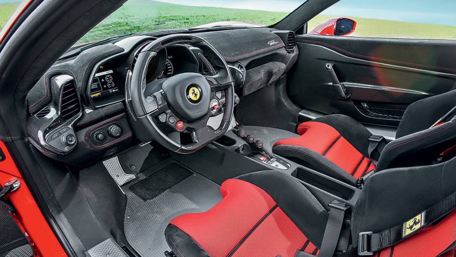 Acabamento da cabine é primoroso | <a href="https://preprod.quatrorodas.abril.com.br/carros/impressoes/ferrari-458-speciale-772369.shtml" rel="migration">Leia mais</a>