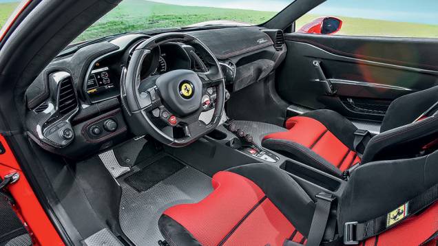 Acabamento da cabine é primoroso | <a href="https://preprod.quatrorodas.abril.com.br/carros/impressoes/ferrari-458-speciale-772369.shtml" rel="migration">Leia mais</a> Acabamento da cabine é primoroso | <a href="https://preprod.quatrorodas.abril.com.br/carros/impressoes/ferrari-458-speciale-772369.shtml" rel="migration">Leia mais</a>