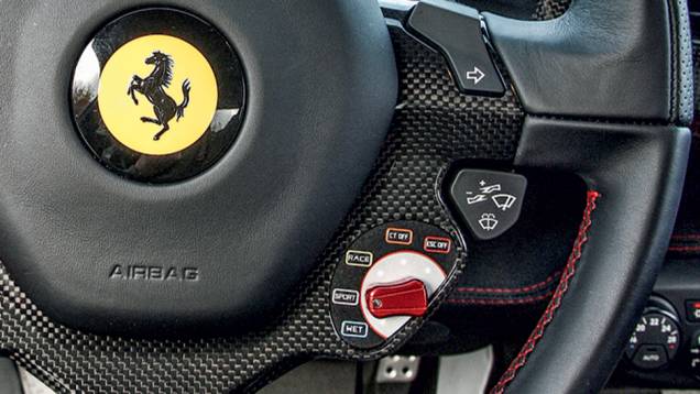 Manettino, à direta do volante: 5 modos de pilotagem | <a href="https://preprod.quatrorodas.abril.com.br/carros/impressoes/ferrari-458-speciale-772369.shtml" rel="migration">Leia mais</a> Manettino, à direta do volante: 5 modos de pilotagem | <a href="https://preprod.quatrorodas.abril.com.br/carros/impressoes/ferrari-458-speciale-772369.shtml" rel="migration">Leia mais</a>
